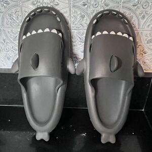 Unisex novelty shark slides EUC sz‎ 44/45